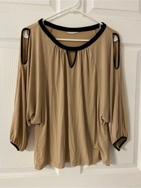 T39a- VINCE CAMUTO Tan Knit Black Trim Raglan Cold-Shoulder Top
